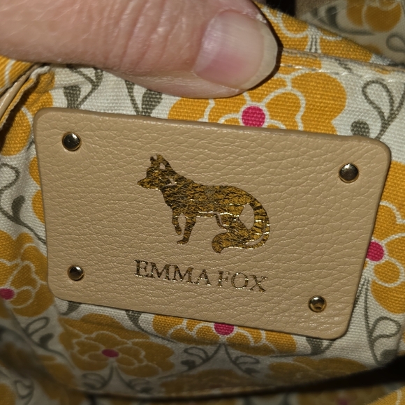 Chic Tan and Red Shoulder Bag with Black Accents - Picture 9 of 10